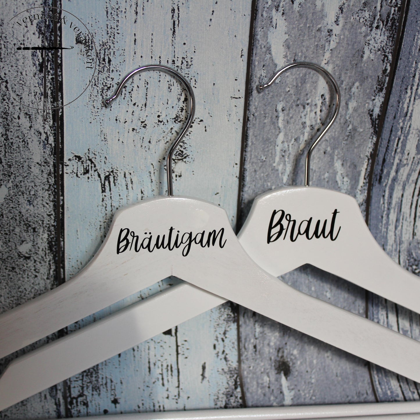 Exquisite Kleiderbügel für die Hochzeit: Braut und Bräutigam