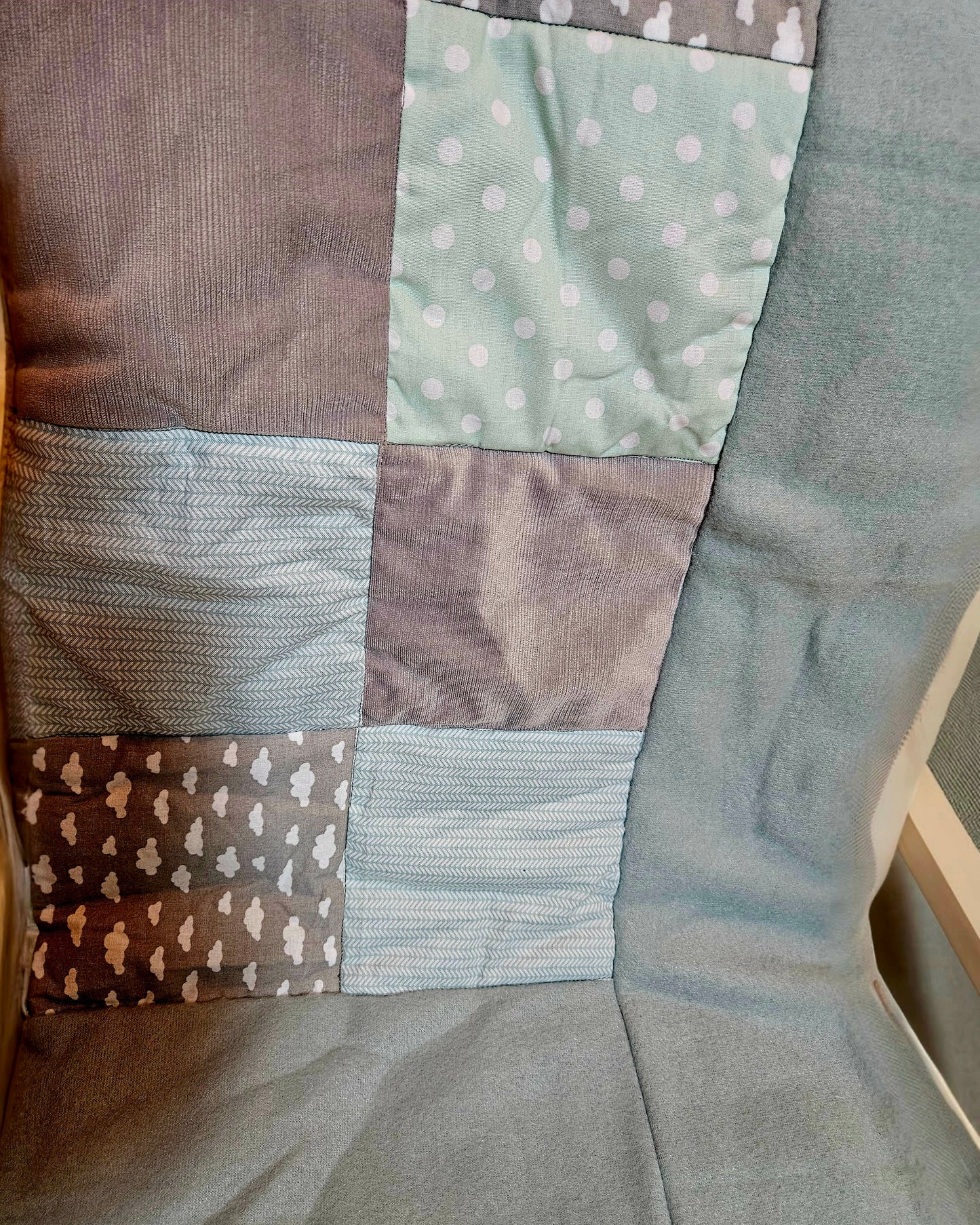 Handgemachte Baby-Patchwork-Decke 80x80 cm: Ideal für sensorische Entwicklung