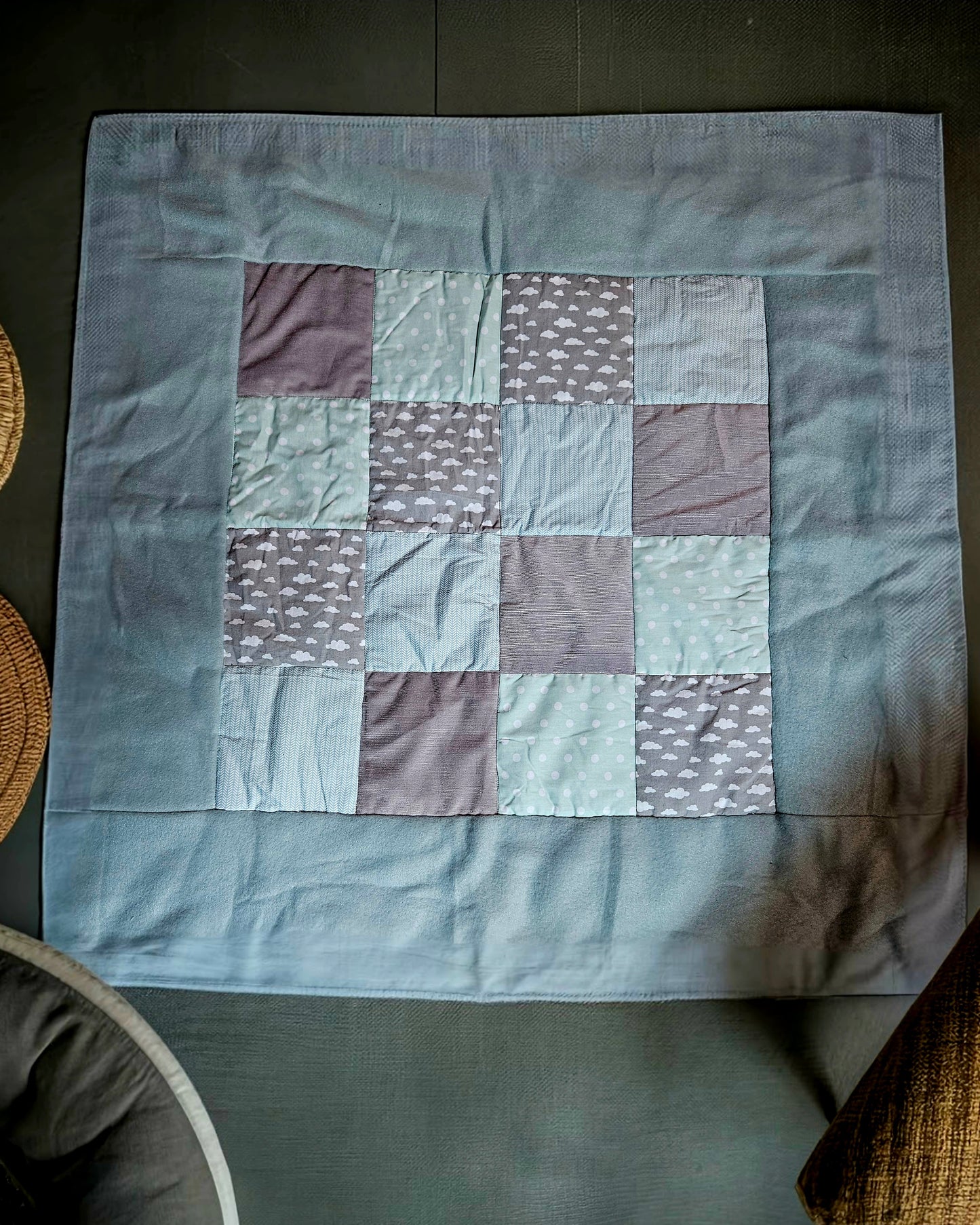 Handgemachte Baby-Patchwork-Decke 80x80 cm: Ideal für sensorische Entwicklung