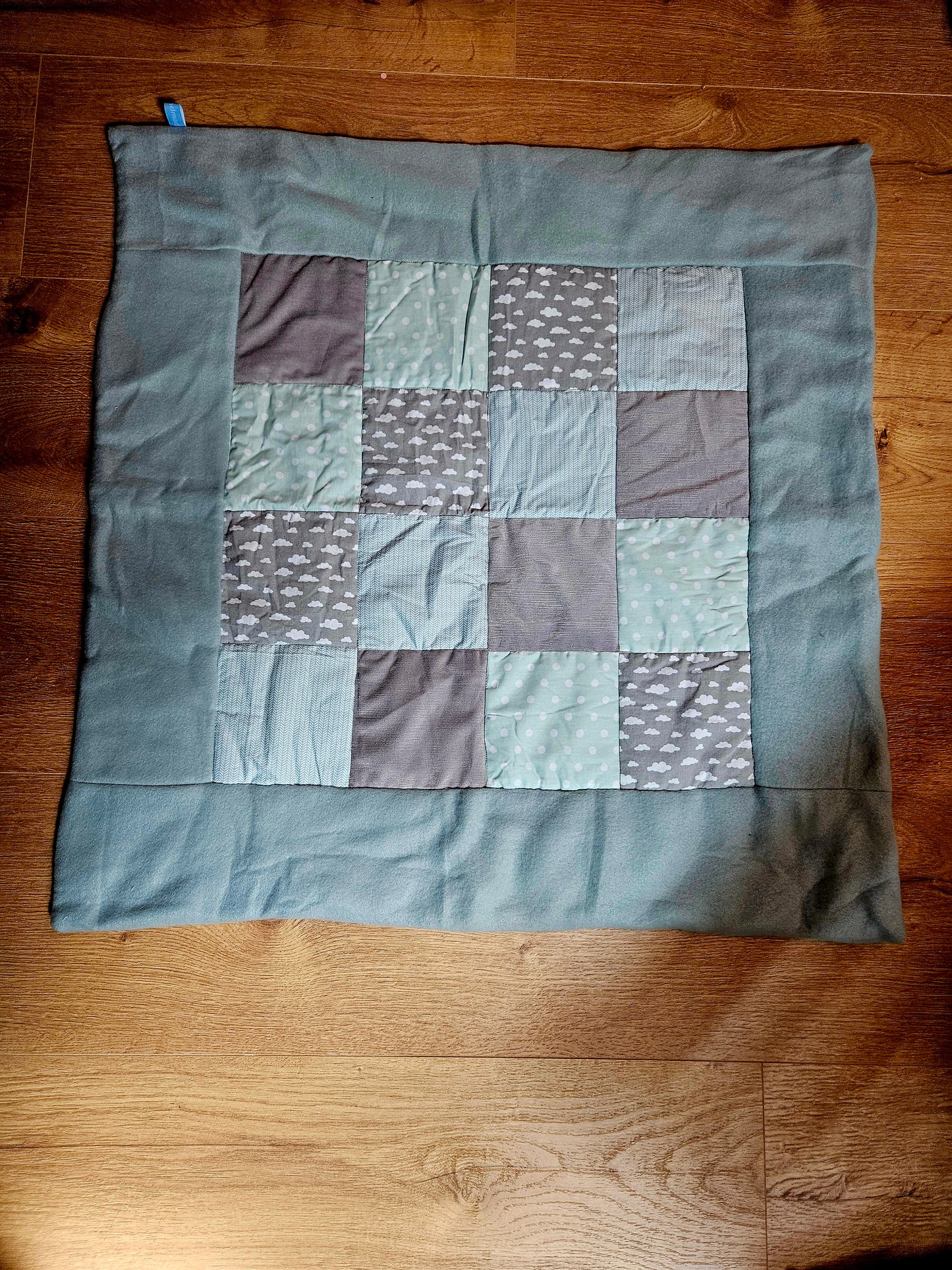 Handgemachte Baby-Patchwork-Decke 80x80 cm: Ideal für sensorische Entwicklung