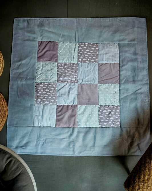 Handgemachte Baby-Patchwork-Decke 80x80 cm: Ideal für sensorische Entwicklung