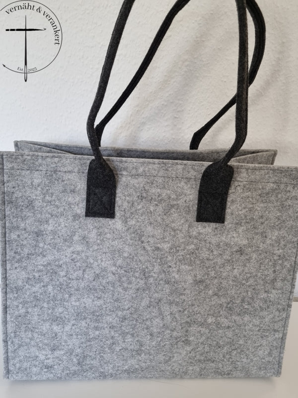 Eine Filz Shoppingtasche von vorne fotografiert. Sie trägt noch keine Aufschrift. Hier ist Platz für die eigenen Sprüche.