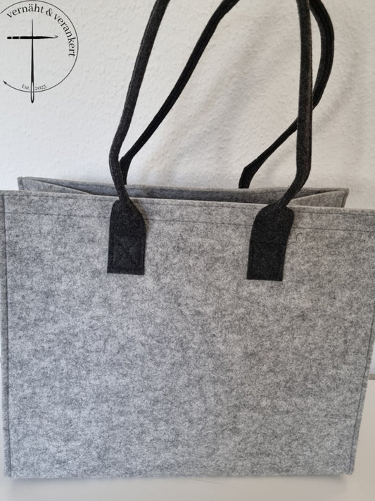Eine Filz Shoppingtasche von vorne fotografiert. Sie trägt noch keine Aufschrift. Hier ist Platz für die eigenen Sprüche.