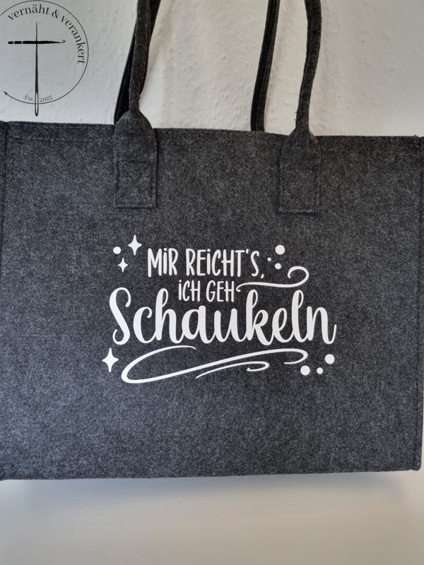 Eine Filz Shoppingtasche auch von vorne fotografiert in dunkelgrau. Hier steht bereits ein Spruch auf der Tasche um eine Schriftart bereits zu zeigen.